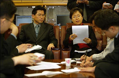 서울지검 평검사회의 대변인격인 이옥, 허상구 검사가 7일 오후 회의결과를 발표하고 있다. 